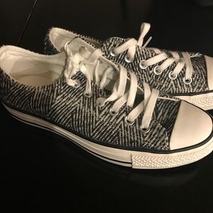 Zebra size 7 converse